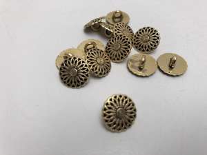 Knap - smuk metal knap med flot blomstermotiv i guld, 12 mm